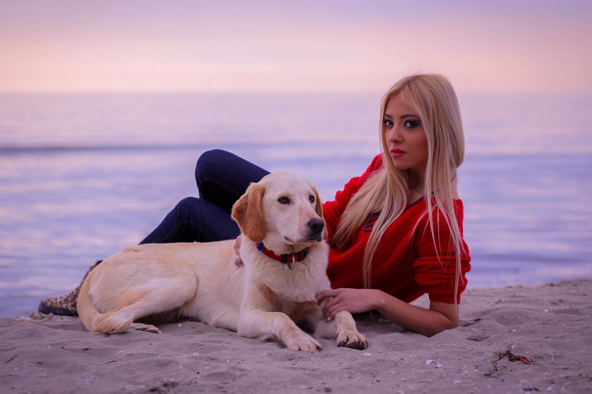 ragazza bionda posa vista spiaggia cane