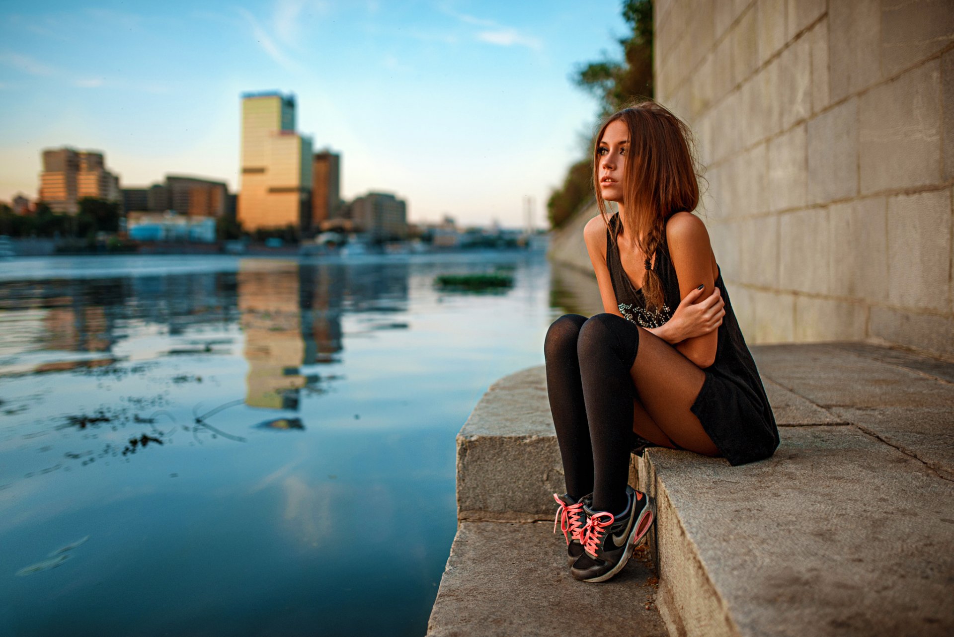 bellezza nero vestito occhi donna ragazza modello popolare ritratto estate sole città solitario mosca sedile