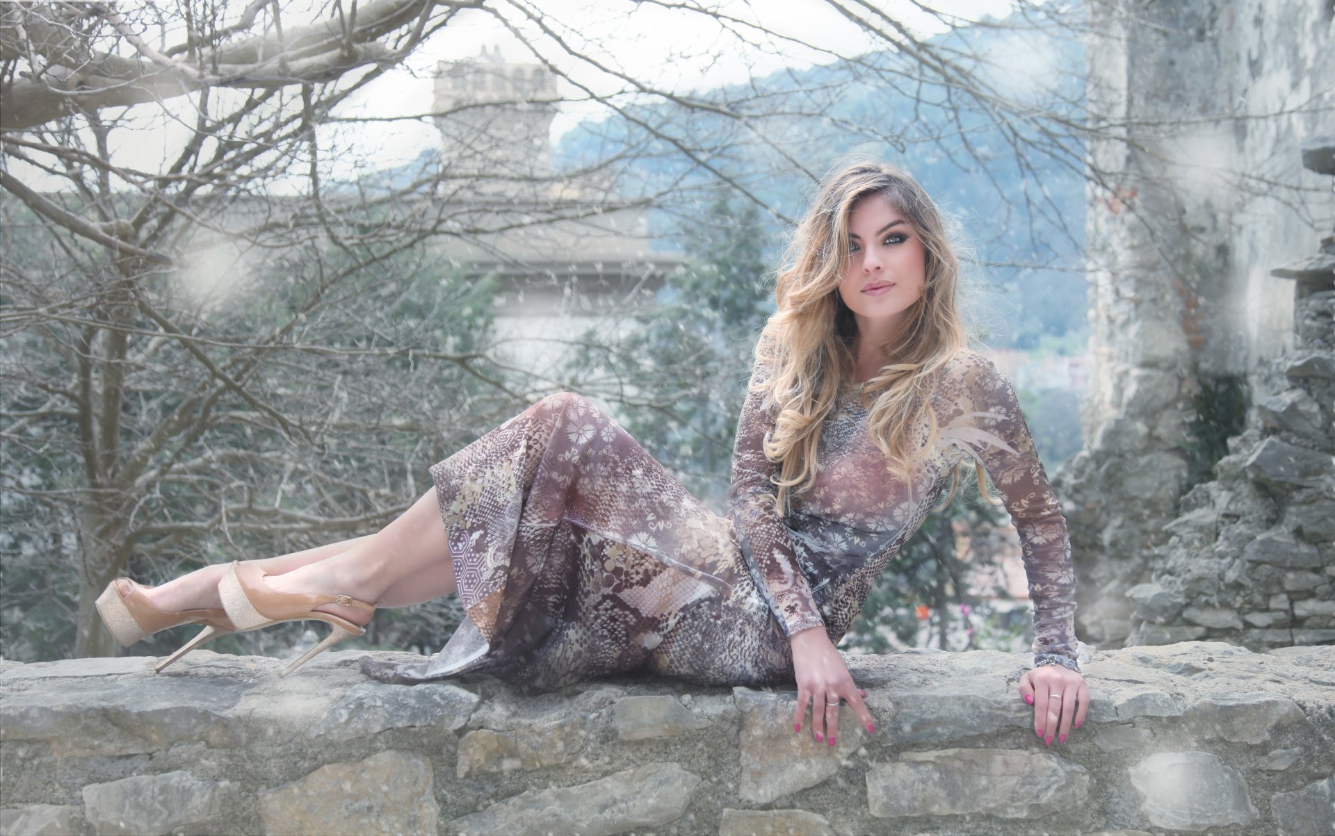 photographer alessandro di cicco photo girl blonde dress castle wall stone