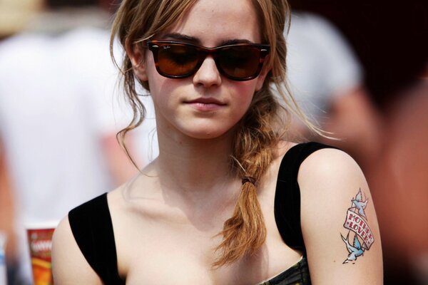 Süße Emma Watson trägt eine Brille mit einem Tattoo