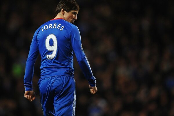 Fernando Torres lors d un match de football en uniforme bleu