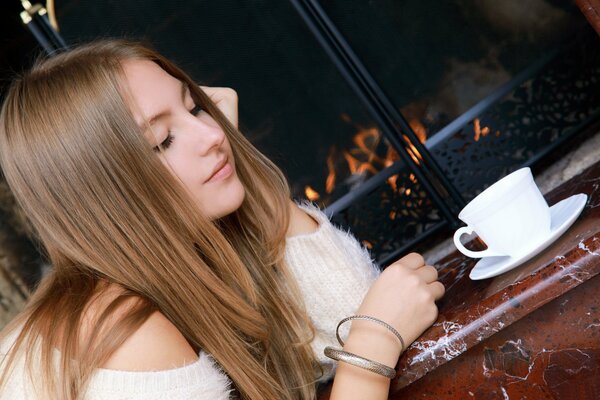 Romantisches Mädchen mit Tasse im Café