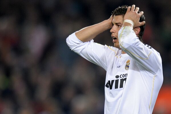 Cristiano Ronaldo en el campo se aferra a la cabeza