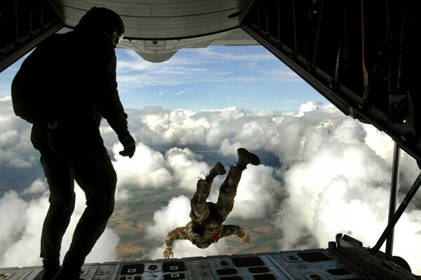 Beau saut de la hauteur des nuages