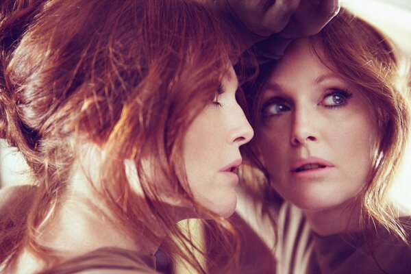 Julianne moore spiegelt sich im Spiegel wider