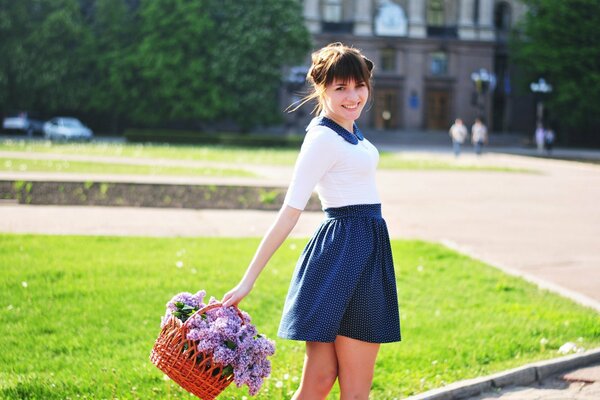 Fille avec un panier de lilas photo