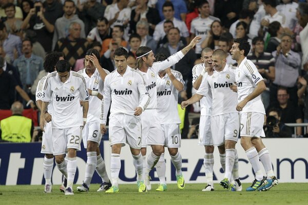 Équipe de football en uniforme blanc