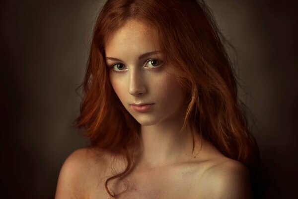 Rousse fille avec un regard profond