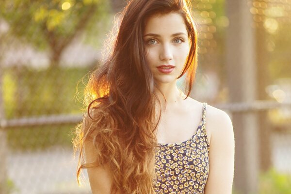 Emily Rudd sorride romanticamente