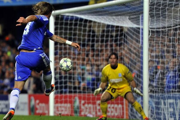 Fernando Torres erzielt bei der Champions League 2011 ein Tor