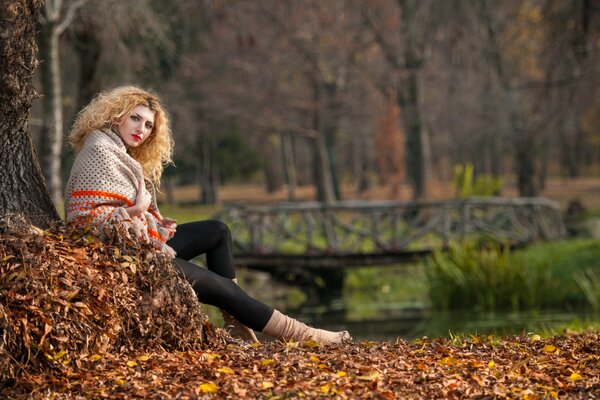 Blonde Mädchen im Herbst park