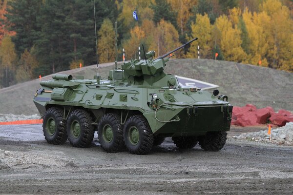 Der gepanzerte Personaltransporter btr-82a ist mit 30 mm bewaffnet