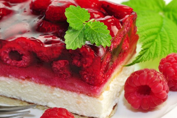 Raspberry-sponge dessert with mint