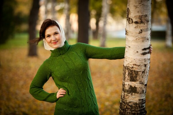 Brunette dans un foulard, nature, forêt