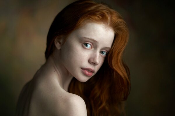 Портрет русской девушки с рыжими волосами