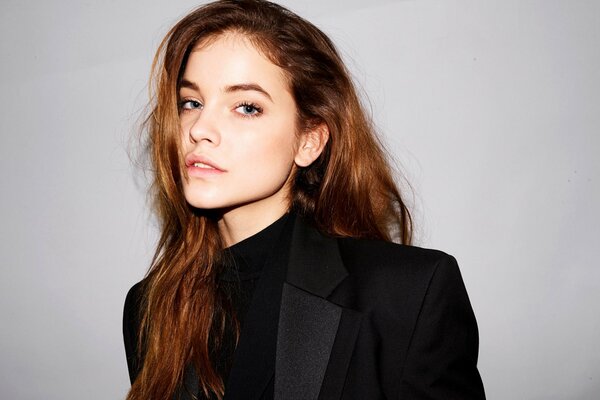 Barbara Palvin posiert für ein Foto