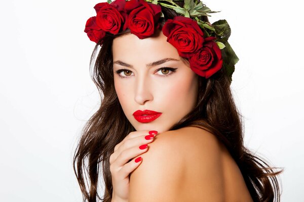 Foto de modelo con corona de rosas en la cabeza