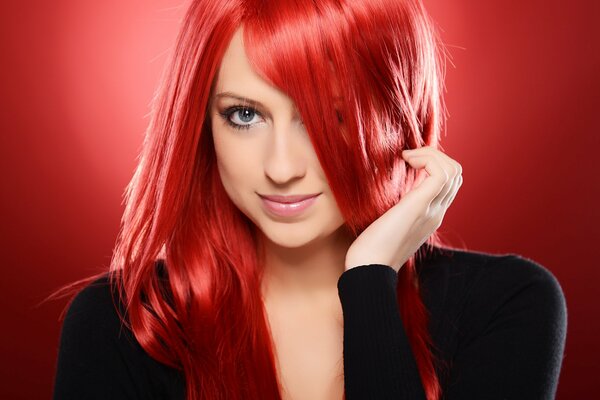 Chica con el pelo rojo sobre un fondo rojo