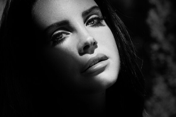 Fotografía en blanco y negro de la cantante lana del rey