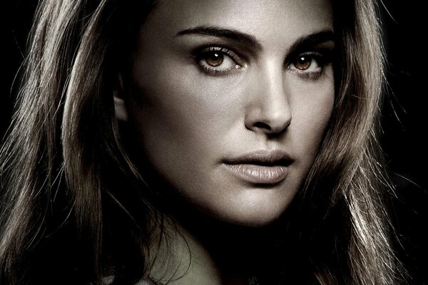 Natalie Portman sur fond sombre