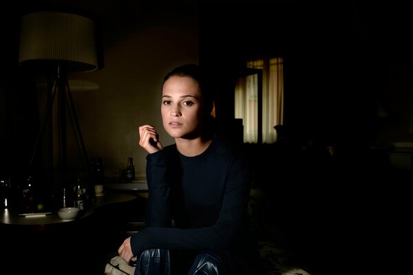 Alicia vikander photo dans les tons sombres