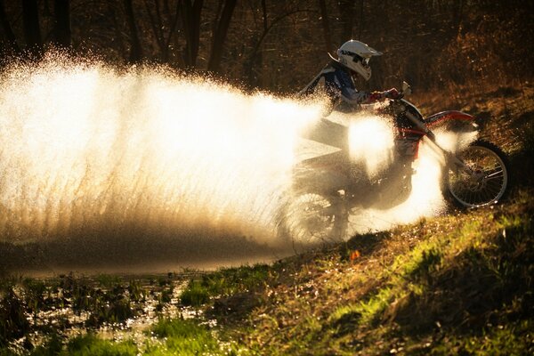 Carreras de motos deportivas en el campo