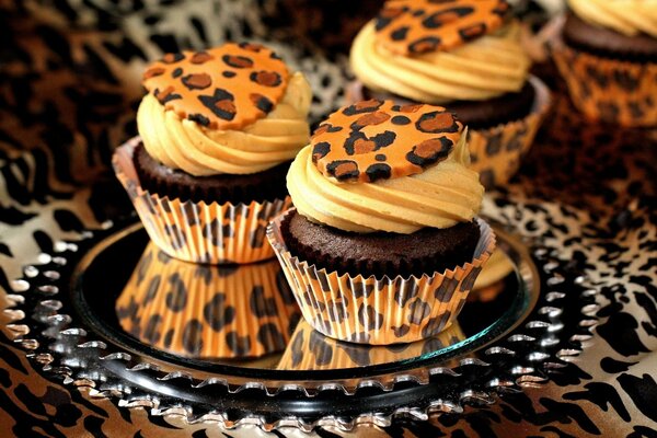 Cupcakes auf einem Tablett mit Leopard-Dekor