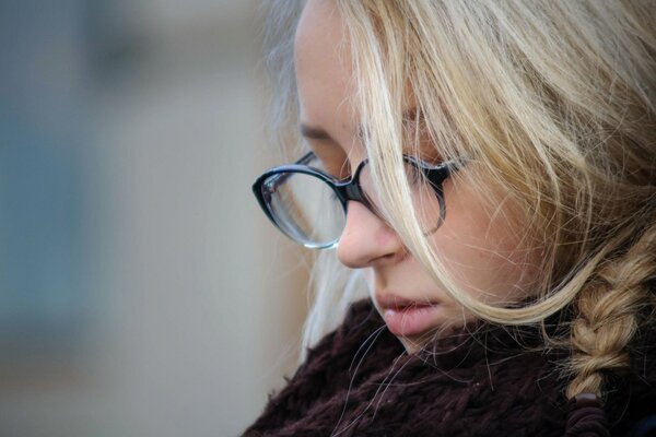 Fille à lunettes, blonde, photo de près