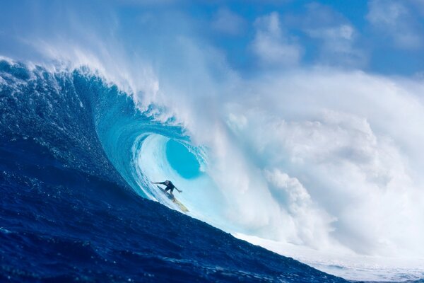 Surfista sobre las olas en el océano