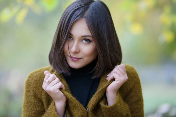 Belle fille dans le parc d automne