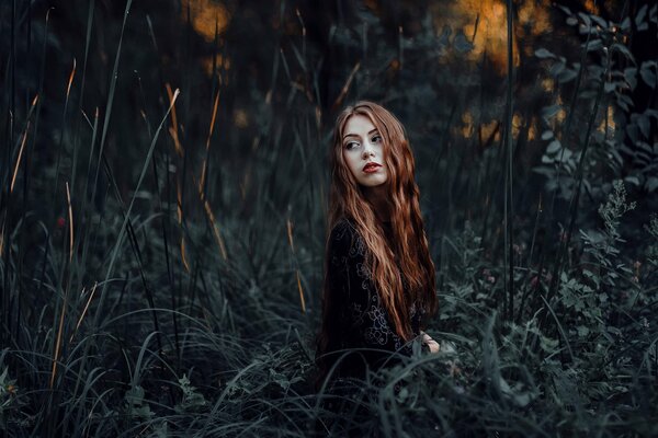 Fille Rousse sur fond de nature sombre