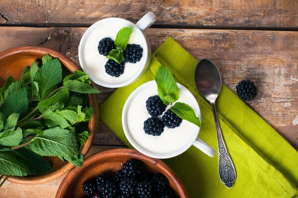 Delicioso y fácil Desayuno de yogur