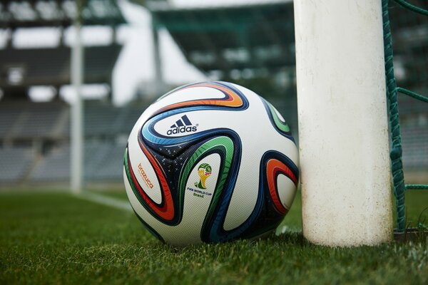 El balón de fútbol se encuentra cerca de la barra de la puerta