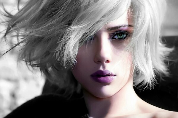 Visage d une fille avec des cheveux blancs, des lèvres violettes et des yeux verts