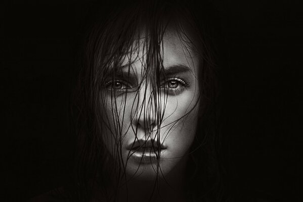 Черно-белый портрет девушки с мокрыми волосами