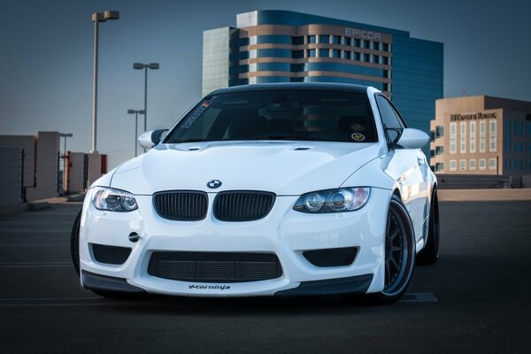 Biały samochód BMW na parkingu