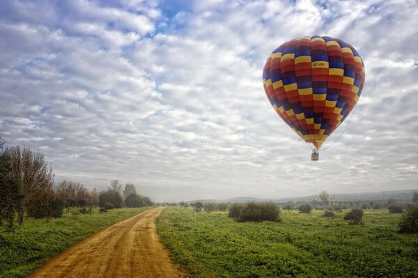 Landschaft mit Feld, Straße und Ballon im Sommer