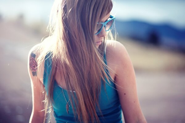 Fille en maillot de bain bleu à lunettes