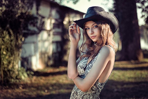 Chica rubia con vestido y sombrero