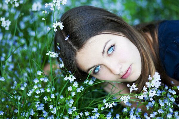 Chica con ojos de color Aciano