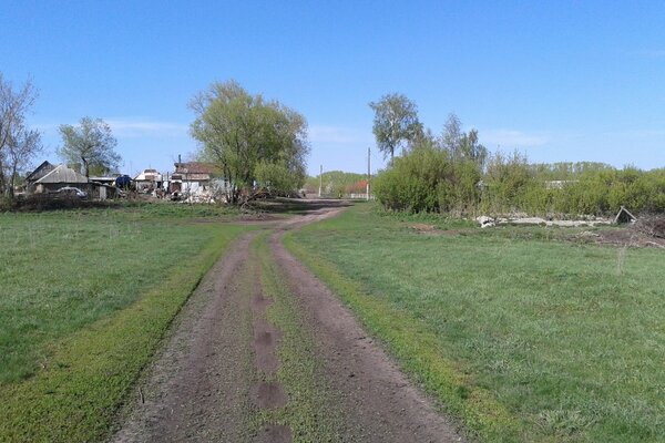 Eine Landstraße, die zum Dorf führt