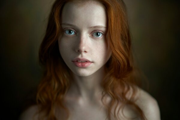 Rudowłosa, zielonooka dziewczyna, portret A. Vinogradova