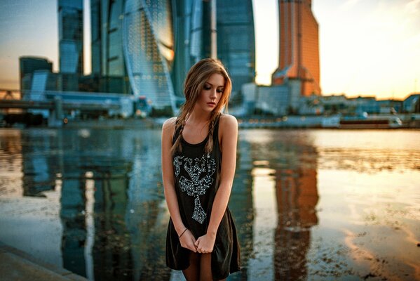 Chica solitaria en el fondo de los rascacielos de Moscú