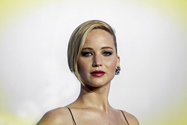 Porträt von Jennifer Lawrence auf weißem Hintergrund