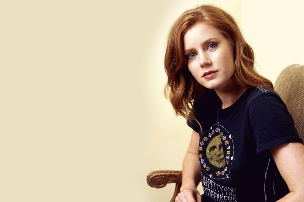 Red-haired actress posing in a chair