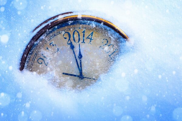 Zegar pokryty śniegiem wskazujący rok
