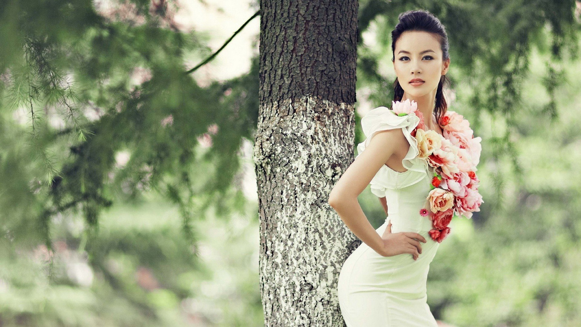 ragazza asiatica bella carina snella figura vita culo posa vista viso bianco vestito parco alberi