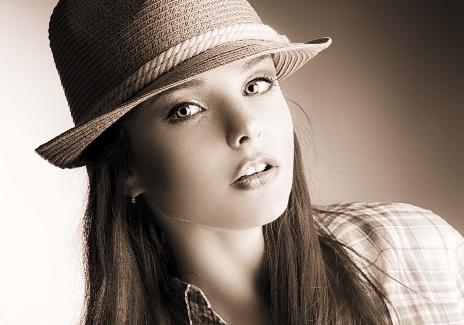 ragazza foto viso sguardo cappello capelli camicia