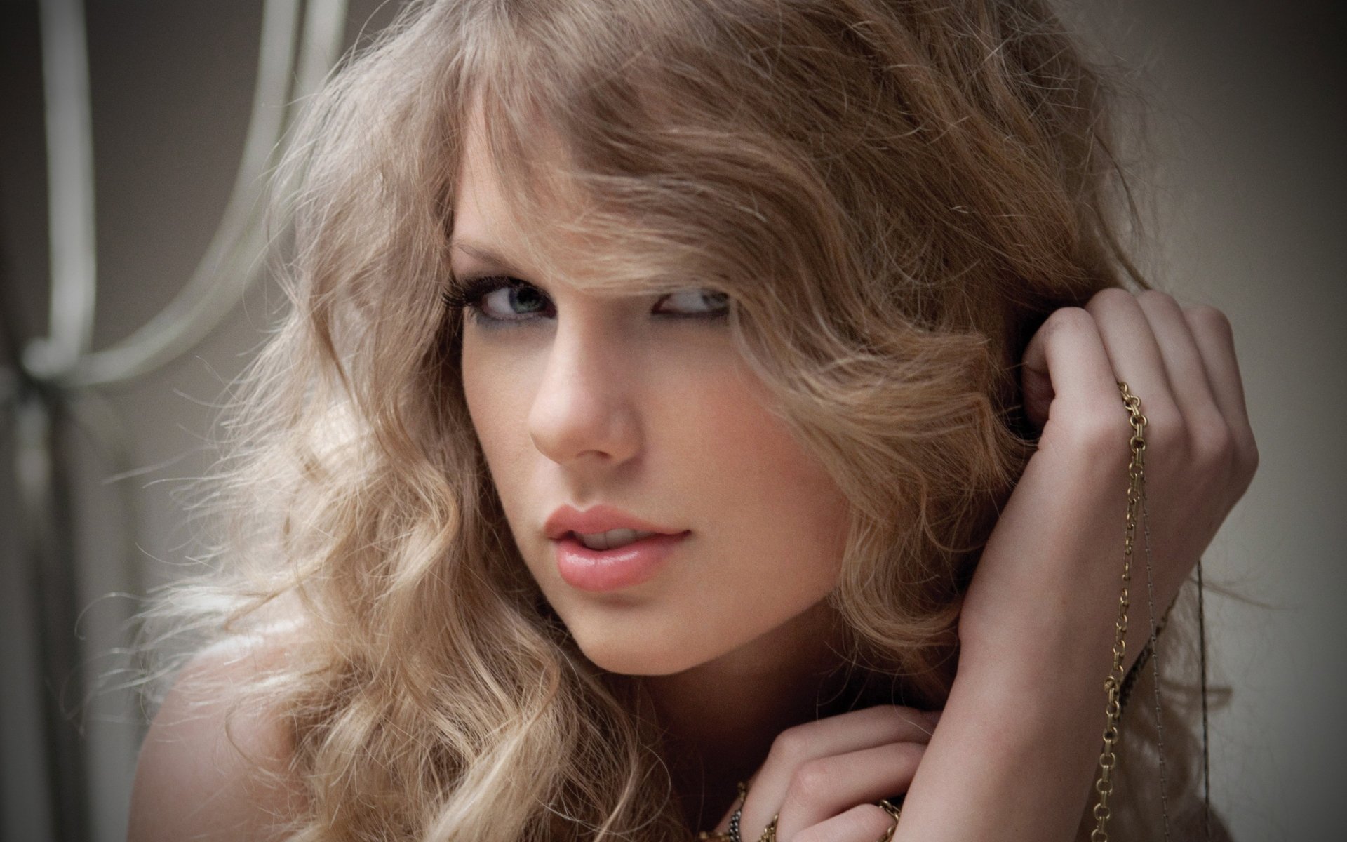 taylor swift bionda cantante sguardo viso