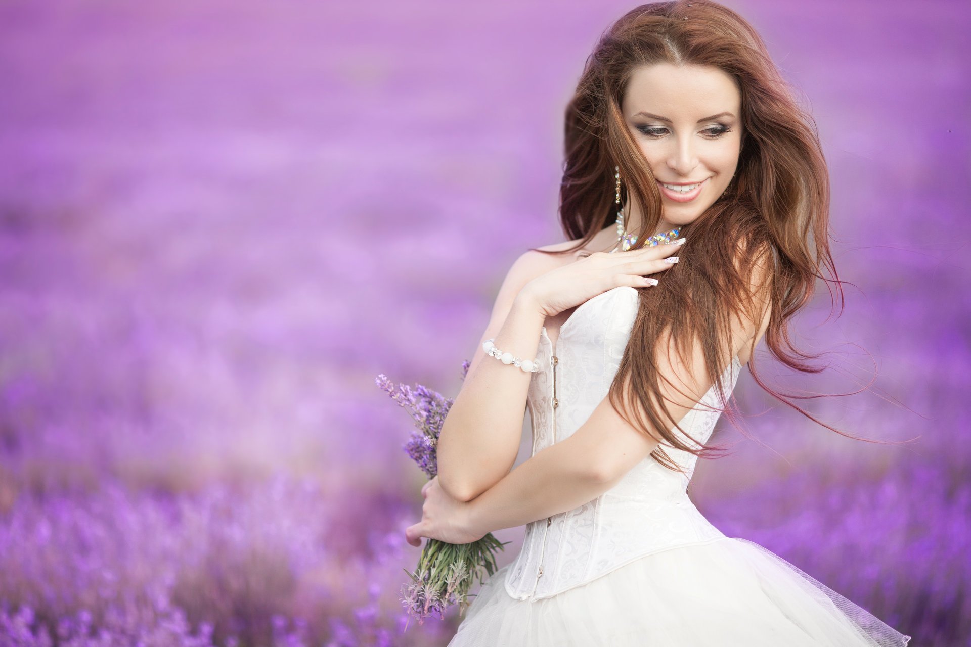 natura campo di lavanda ragazza sposa sorriso sguardo manicure bouquet